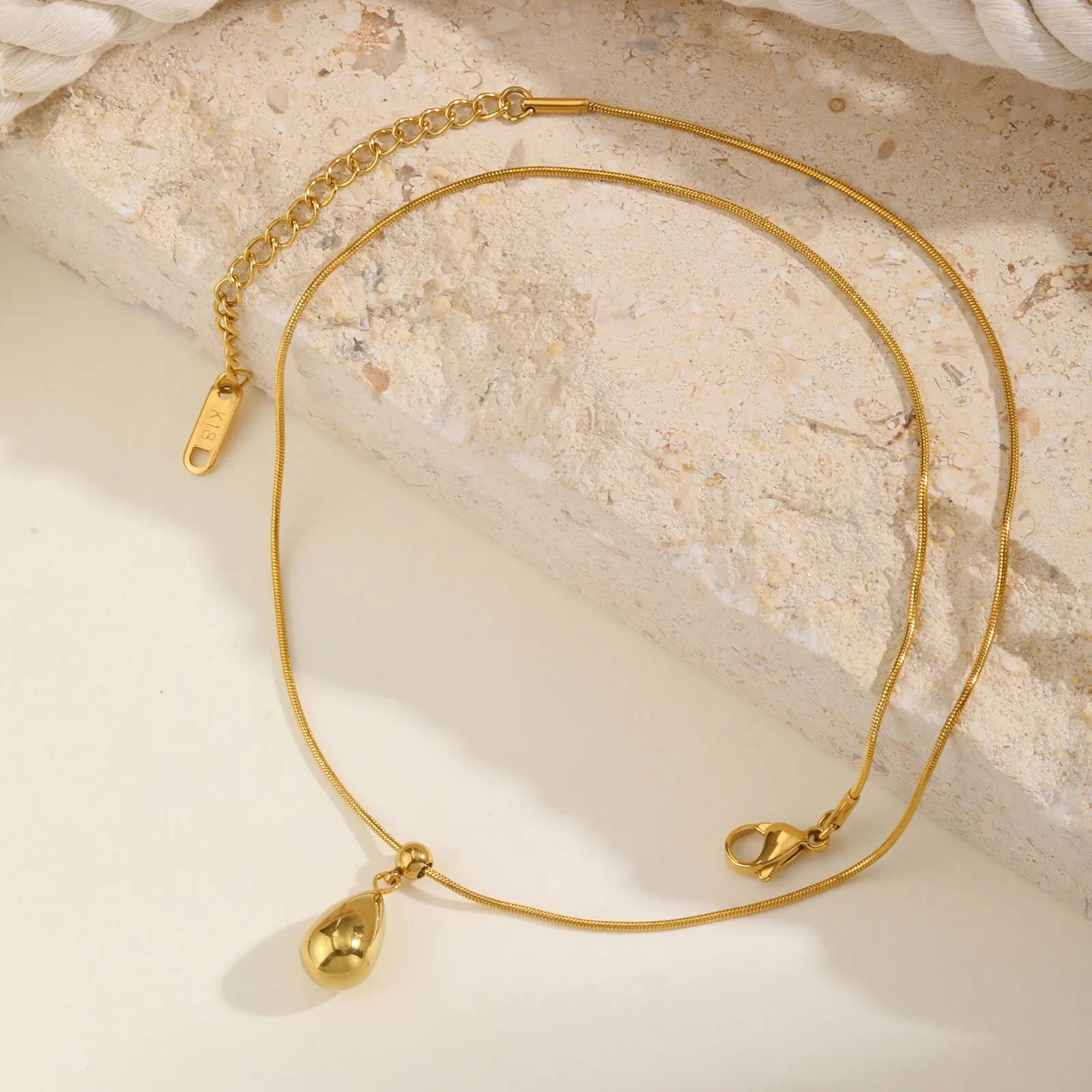 Colar com pingente de gota de água deslizante para mulheres, colares com pingente de lágrima à prova d'água, joias de aço inoxidável banhado a ouro