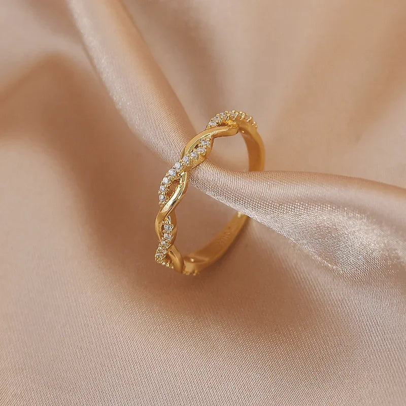 Anel Feminino Luxury Ouro cravejado com Zircônia