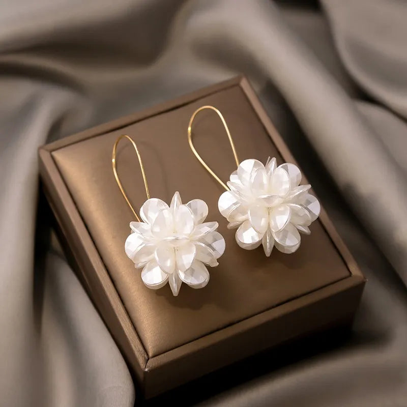 Brinco Feminino Flor Branca 18K